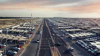 رغم تراجع الدولار.. رابطة التجار تستبعد انخفاض أسعار السيارات المستوردة 15%