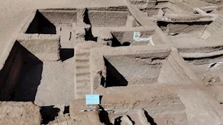 "كنيسة ووثائق وعملات".. قصة مدينة اختبأت تحت الرمال لقرون بالداخلة (صور)