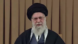 حشود ضخمة تشارك في وداع خامنئي في مدينة قم