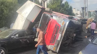 تصادم مروع في الدقهلية.. سيارة نقل تدهس توكتوك وملاكي وتوقف حركة المرور