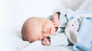 لماذا قد يحتاج المواليد الجدد إلى جرعة من فيتامين ك عند الولادة؟