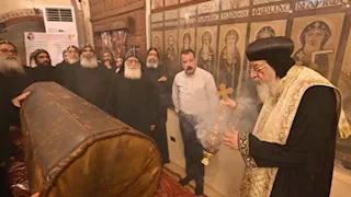 بالصور.. البابا تواضروس الثاني يُطيب جسد القديس الأنبا بيشوي بديره في وادي النطرون