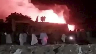 بـ"المياه والرمال".. إخماد حريق هائل في مخزنين بقرية دلجا بالمنيا- صور