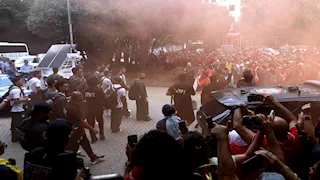 بالشماريخ والألعاب النارية.. كيف استقبل الجماهير لاعبي منتخب مصر أمام فندق الإقامة