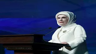 بالفيديو| زوجة أردوغان تمنع ماكرون من تقبيل يدها