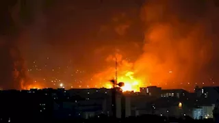 إعلام إيراني: انفجارات في عدة مدن إيرانية واستهداف منشآت بحرية
