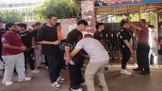 بدء تفتيش طلاب الثانوية العامة بالعصا الإلكترونية قبل امتحان الديناميكا