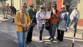 حلوى وزجاجة مياه.. ماذا حدث على أبواب لجان الثانوية العامة في بورسعيد؟ -صور