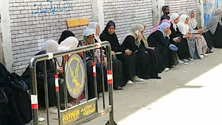 بالمصاحف والدموع.. أمهات أسوان يفترشن الأرصفة أمام لجان امتحانات الفيزياء -صور