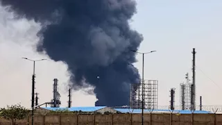 التلفزيون الإيراني يعلن استهداف محيط محطة بوشهر النووية بقذيفة أمريكية 