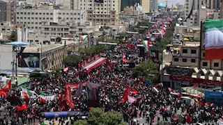 حشود غفيرة تتجمع في مشهد استعدادًا لدفن خامنئي