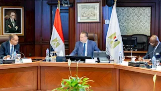 محافظ المركزي يبحث مع وزير الخارجية ورئيس أفريكسيم بنك تحضيرات عقد منتدى إفريقيا للأعمال في العلمين