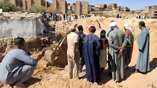 20 ساعة تحت الأنقاض.. ماذا حدث للأب وابنته داخل حفرة التنقيب بأسيوط؟ (فيديو وصور)