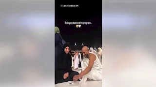   زوجة تفاجئ زوجها بخبر حملها أمام الكعبة.. ورد فعله يخطف القلوب (فيديو)