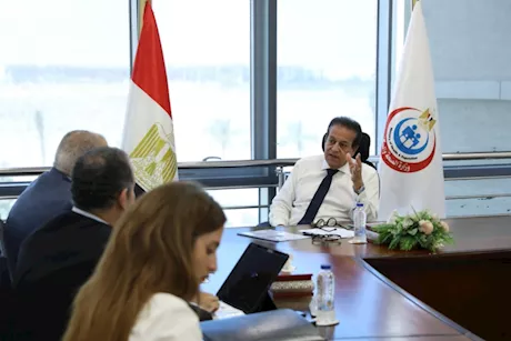 وزير الصحة يناقش التوسع في جراحات استبدال المفاصل بالروبوت