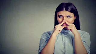 تغير رائحة الجسم.. متى تكون علامة على مشكلة صحية؟