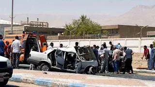السيارة عبرت الاتجاه المعاكس.. مصرع وإصابة 3 في تصادم مروع بالسويس - صور