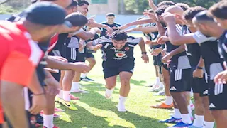 "خلال المران".. استقبال خاص من لاعبي الأهلي للصفقات الجديدة
