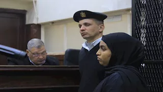 إحالة المتهمة بقتل طفليها بدافع الانتقام من زوجها للطب النفسي.. ماذا حدث بجلسة المحاكمة؟