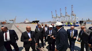 بالصور.. كامل الوزير يتفقد ميناء دمياط ويكرم أبطال احتواء حادث السفينة