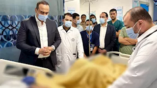 بالصور.. رئيس "الرعاية الصحية" يتفقد مصابي حادث الإسماعيلية
