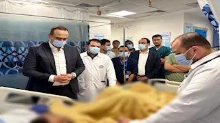 محافظا الإسماعيلية والشرقية يطمئنان على حالة مصابي حادث طريق الدواويس -صور
