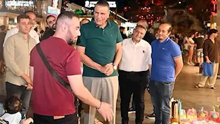 سيرًا على الأقدام.. محافظ جنوب سيناء يتفقد السوق التجاري ويلتقي المواطنين (صور)