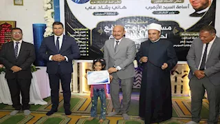 محافظ السويس يُكرم حفظة القرآن الكريم ويُهدي الأولى رحلة عمرة (صور)