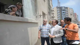 قطع جولته ووقف تحت البلكونة.. حوار دافئ بين محافظ بورسعيد وزوجين مسنين: عينينا ليكم  