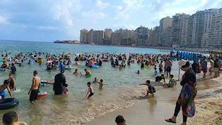تغيير مفاجئ.. تعرف على نسب الإشغالات وألوان الرايات بشواطئ الإسكندرية -صور