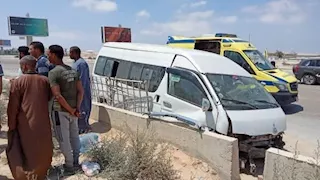 بينهم أطفال.. إصابة 15 شخصًا في انقلاب ميكروباص بطريق مطروح - صور