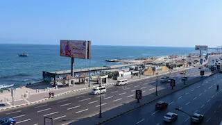 بعد توجيهات الرئيس السيسي.. إزالة منشآت تحجب رؤية البحر  بالإسكندرية (صور)