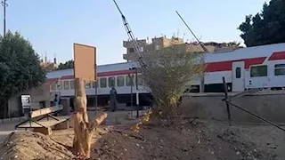 كارثة على سكة الأشراف.. فيديو يوثق عبور قطار من مزلقان مفتوح في قنا