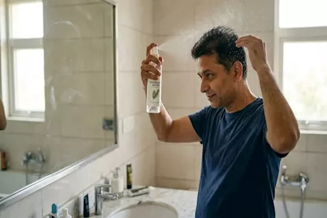 زيت إكليل الجبل لإنبات الشعر .. هل يضاهي المينوكسيديل؟ 