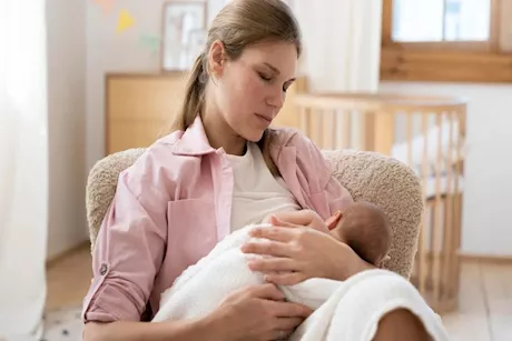 اختلاف ضخ حليب الثديين أثناء الرضاعة.. متى يكون طبيعيًا؟