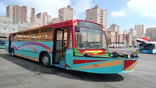 يضم 35 مقعدًا.. تحويل أتوبيس متهالك إلى طفطف سياحي يجوب الإسكندرية (صور)