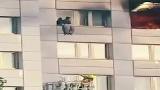 فيديو يحبس الأنفاس.. لحظة التقاط سيدة قفزت من الطابق الـ11 هرباً من النيران في برلين