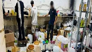 "19 ألف عبوة مغشوشة".. ضبط مصنع عطور مجهولة المصدر في النزهة | صور