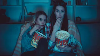   لماذا نسمع أصواتا مخيفة في المنزل بعد مشاهدة أفلام الرعب؟