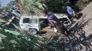 سقوط سيارة أجرة بترعة في بنها يوقع 5 مصابين -صور