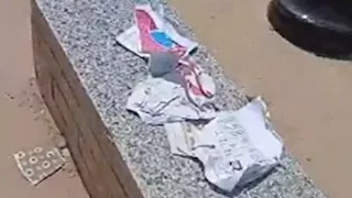 مواطن يمزق مستنداته أمام التأمين الصحي بقويسنا اعتراضًا على تعطل طلبه -فيديو 