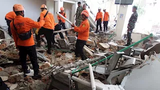 بعد الزلزال.. رجال الإنقاذ في إندونيسيا يبحثون عن ناجين بين الأنقاض