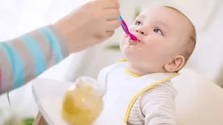 قبل بدء إطعام طفلك.. وزارة الصحة تكشف الكمية المناسبة وطريقة تقديم الطعام
