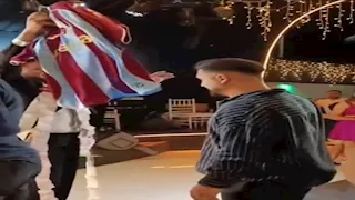 "لقطة طريفة".. قميص محمد صلاح يزين حفل زفاف في تركيا (فيديو)