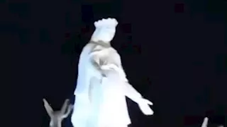 تزامنًا مع احتفالات الصيام.. ظهور نور مضيء وحمامة حول تمثال العذراء بدير درنكة- صور