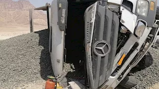 محملة بمواد محجرية.. إصابة شخصين في حادث انقلاب سيارة نقل بطريق السخنة