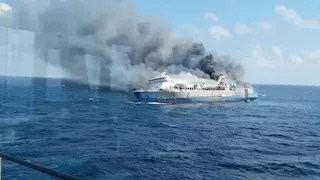 النيران تُحاصر "عبّارة إندونيسية".. 5 قتلى و41 مفقودًا في كارثة بحرية