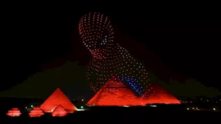 سبايدرمان يضيء سماء الأهرامات بعروض ضوئية بالتزامن مع طرحه- صور   