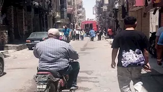 بالصور- السيطرة على حريق محل أحذية في السويس دون إصابات