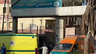 افترشوا الأرض.. أهالي ضحايا ميكروباص العمال يتوافدون على مستشفى منوف -فيديو وصور 